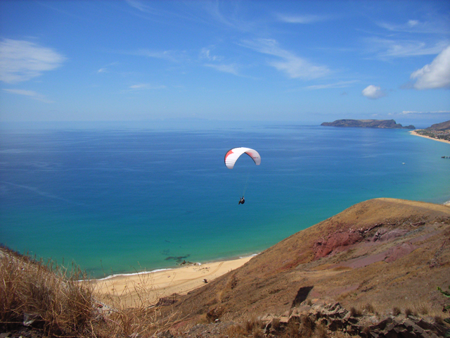 5 Sekunden nach dem Abheben, der Startplatz rechts, unten der Sandstrand von Porto Santo falls man das Unmögliche möglicht macht, Absaufen