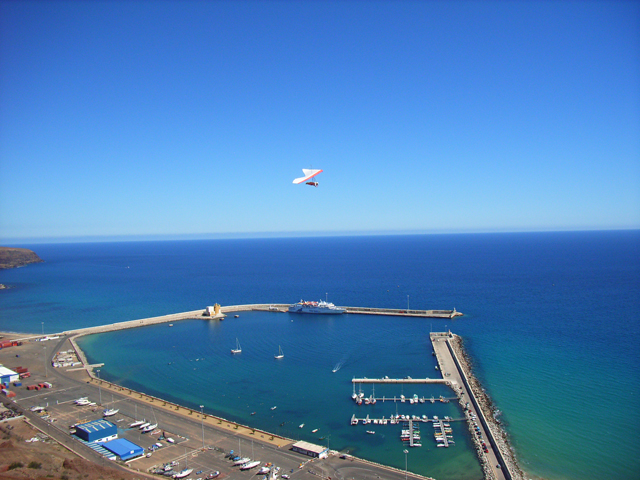 Mit dem Drachen über dem Hafen von Porto Santo, wer den Sandstrand scheut landet einfach im Hafen, am besten vor einer Bar oder bei der Fähre nach Madeira;-)