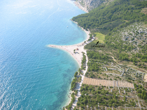 Landeplatz Makarska – Ich empfehle jedem Flieger vor dem Flug den Landeplatz etwas genauer unter die Lupe zunehmen, damit man weiß wie man richtig einzuparken hat.

(c) VinBur