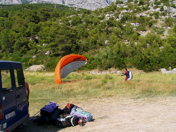 Landeplatz Makarska – Ich empfehle jedem Flieger vor dem Flug den Landeplatz etwas genauer unter die Lupe zunehmen, damit man weiß wie man richtig einzuparken hat.

(c) VinBur