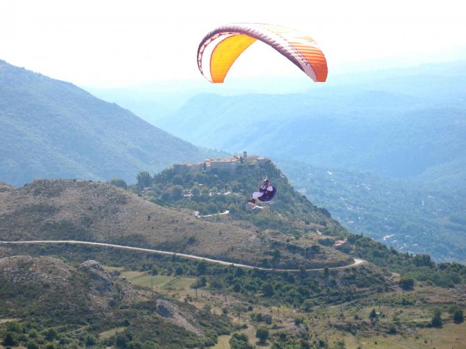Malerischer kleiner Ort dieses Gourdon! Wer bis drüber kommt, kann gleich weiter fliegen nach Bar Sur Loup (Landeplatz Kennedy)