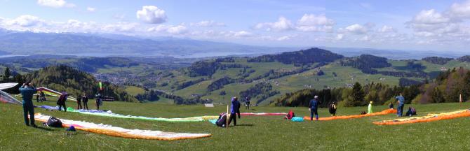 Blick vom Startplatz aus gesehen Richtung Westen. (Im Hintergund der Bachtel & der Zürichsee)