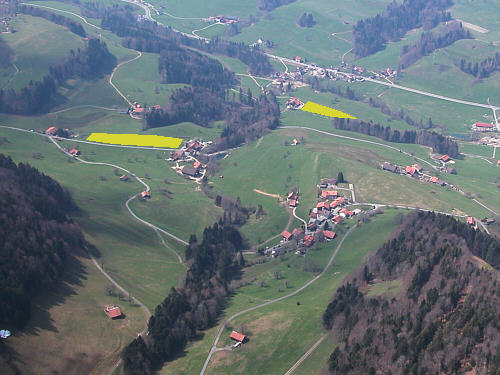 Im Vordergrund: Landeplatz Hüebli, dahinter der Landeplatz, der das FlyCenter am meisten benutzt.
(Bild: www.thomas-weiss.ch)