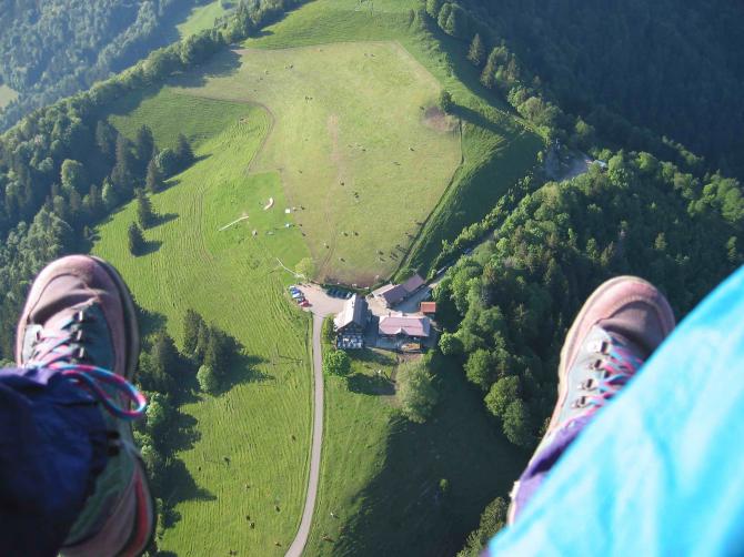 Startplatz "Alp Scheidegg"
mit Sicht auf die Delta
Startrampe und das Restaurant. Der Autoparkplatz ist
rechts aussen zu sehen. Bitte Autos nicht vor
dem Restaurant parkieren.
Danke.
(foto taken by www.gleitschirmpassagierflug.24.lc)