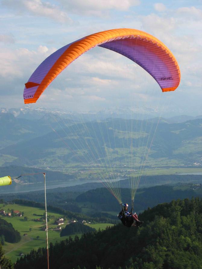 Von der Delta-Start-
rampe aus Richtung
Obersee (Zürisee)
gesehen. (foto taken by 
www.gleitschirmpassagierflug.24.eu)