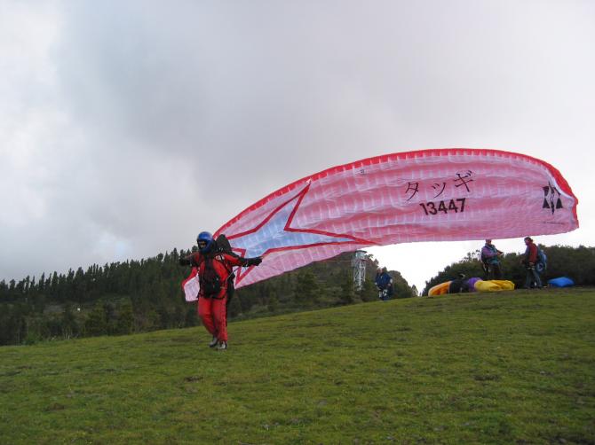 Start am Torre del Time (hinter Schirmmitte sichtbar; bis dort kann man auch fahren).