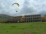 Paragliding Fluggebiet Europa » Griechenland » Inseln,Sisi/Kreta,Landung auf die Wiese der naheligenden hotel