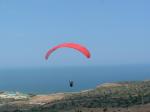 Paragliding Fluggebiet Europa » Griechenland » Inseln,Sisi/Kreta,Recht die Klippe, links Hotel mit grüne Landewiese...
