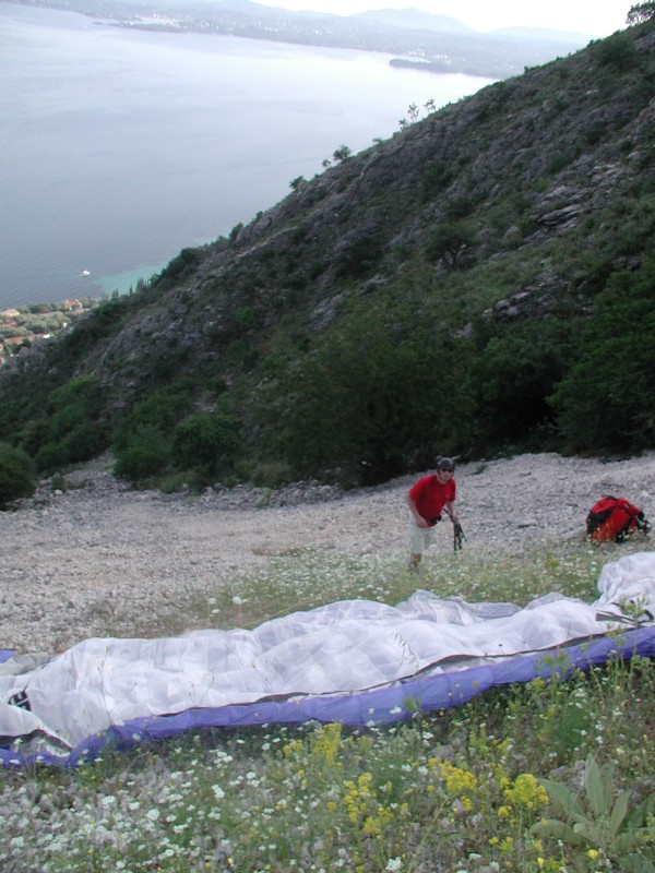 perfekter Startplatz mit Wiese oberhalb des Geröllfeldes
