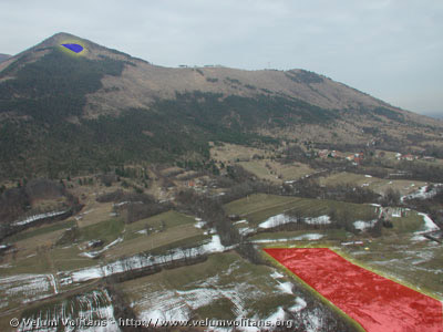 Ost-Start (blau) und LZ (rot).
Takeoff is indcated by bluse, landing area in red. Photo shooted on February 2003 (shortly after snowfall).

© picture by www.velumvolitans.org
