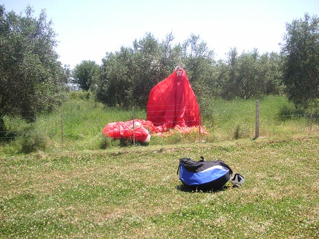 Vom Winde verweht...nach ausgiebigem Soaringvergnügen leider den Schirm etwas unglücklich geparkt. Liegt das etwa an den Hochspannungskabeln.