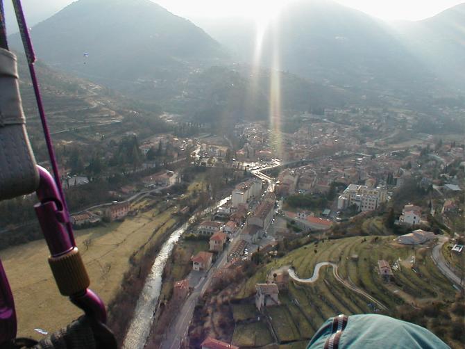 Sospel mit Landeplatz links.
Foto: Peter Gick