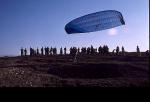 Paragliding Fluggebiet Asien » Afghanistan,Flight zones n° 3 - 8,Groundhandling in the evening. You're never alone - all of them want to try...