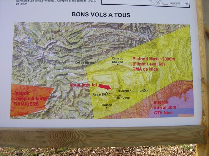 Man beachte die Höhenrestriktionen! Zwar liegt der Startplatz noch ausserhalb, unmittelbar östlich davon beginnt aber die TMA Nizza mit einem "Deckel" auf 2000m.
"Thorenc" ist an der lk oberen Ecke der TMA (gelb).