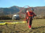 Paragliding Fluggebiet Europa » Italien » Piemont,Monte Malanotte,Mit einem Propeller am Rücken kann man auch am Landeplatz starten ;-)