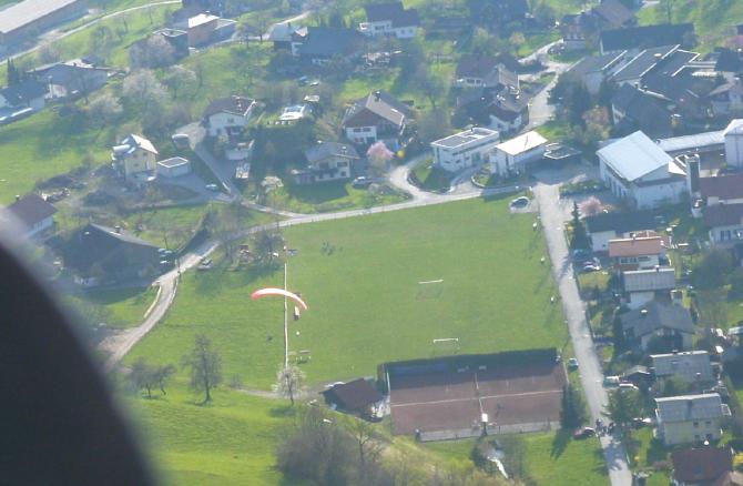 Fußballfeld als Landeplatz
Frühjahr 2005