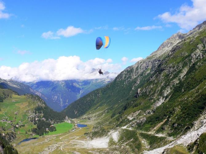 Blick vom Staudamm talauswärts; die trockenen Wiesen vor dem See eignene sich bestens zum Landen; 09.08.2008; Dank an Cuno fürs Fotografieren!