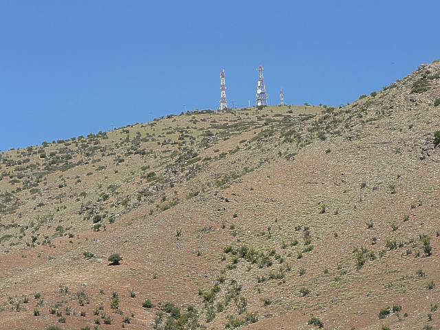 Blick vom Landeplatz zu den Antennen hinauf.
Bild: womble Mai 2006