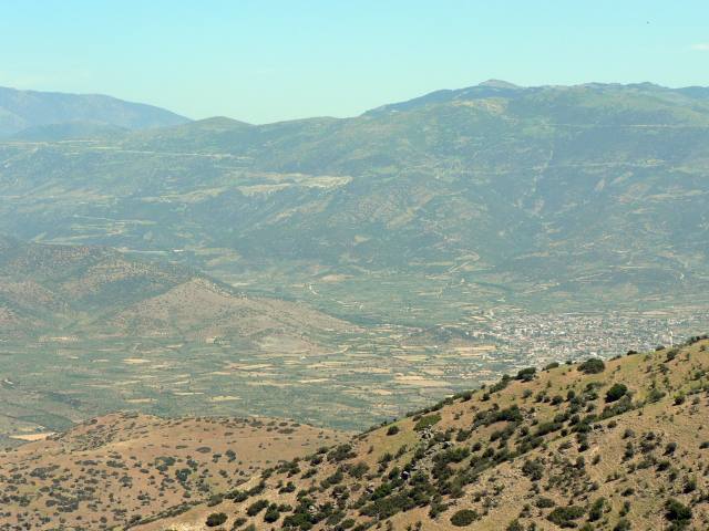 Ausblick in nordöstliche Richtung, rechts das Dorf Ghoni, links an den Hängen die Serpentinen Richtung Kalipefki / Panteleimonas.
Bild: Womble, Juni 2006