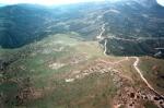 Paragliding Fluggebiet Europa » Griechenland » Östliches Griechenland (Küste, Olymp, Ossa Gebirge),Antennen,Startplatz aus südwestlicher Richtung, im Hintergrund rechts die Piste, auf der man den Berg hochgefahren ist.

Bild: Womble Herbst 1997