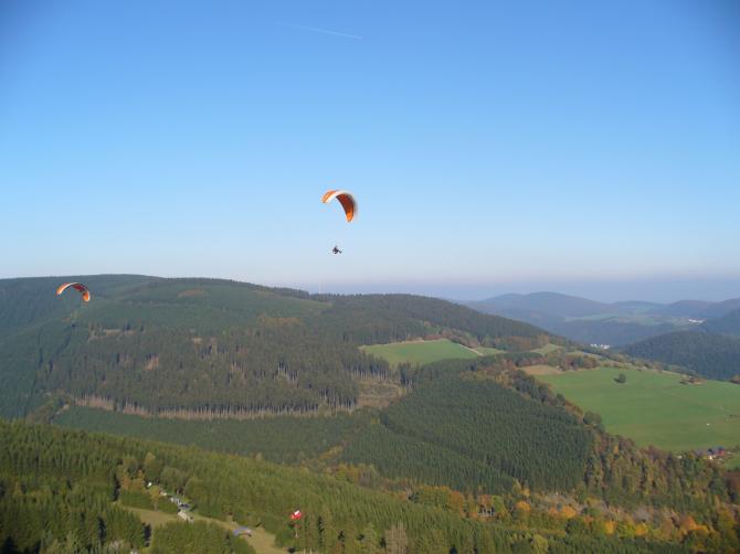 Aus Schwerelos.de, Hermann und Berthold am 15.10.06 in Willingen Sonnenhang. Top Soaringbedingungen, stundenlang geflogen...