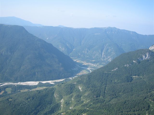 Das Socatal westlich von Bovec mit Blick auf den langgezogenen Rücken des Stol (weiteres Fluggebiet)