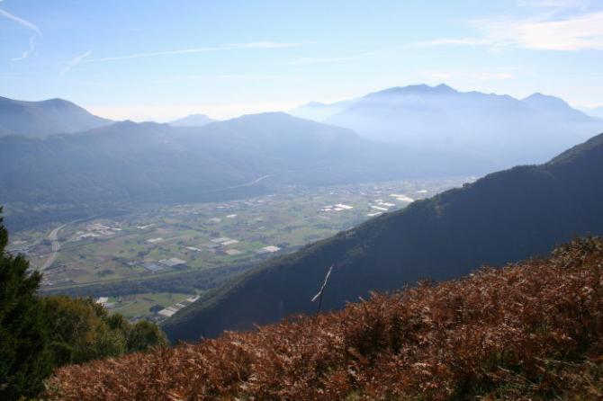 Blick vom Start in die Magadino-Ebene, Bellinzona liegt hinter dem linken Hügel
