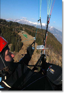 Hier noch ein tolles Bild aus der Luft vom kleinen Startplatz 

c'Bild:High-Adventure.ch