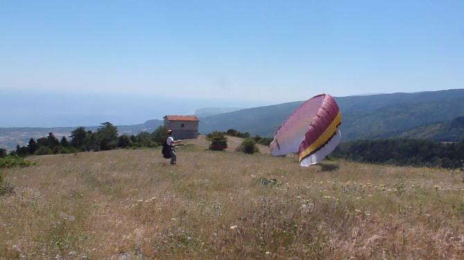 Vor dem Start, links am Haus vorbei.... Schon etwas Flach, also lauf, lauf....

Foto 2012