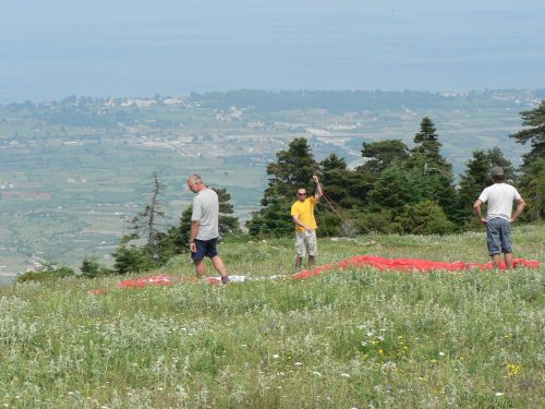 Der Startplatz im Frühsommer, Vorbereitung auf den Flug umgeben vom Duft frischer Kräuter.
Foto: Maik, Flugschule Rottweil, 
Mai 2006