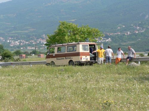 Der Landesplatz liegt direkt an der Straße, Vorsicht, steinig!
Foto: Maik, Flugschule Rottweil,
Mai 2006