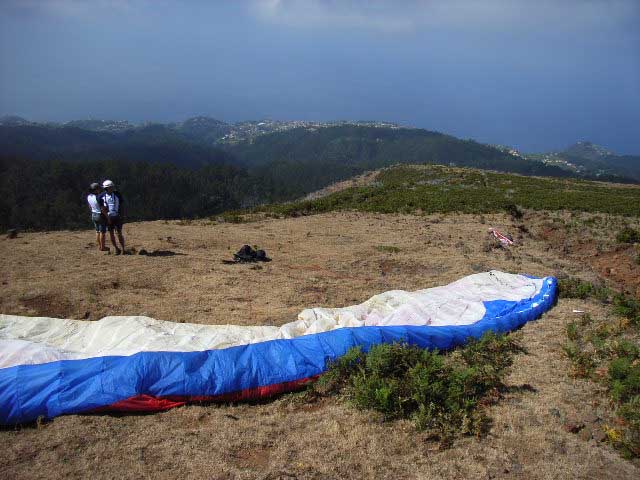 3 Meter neben der Pflastersteinstraße ist die "Schirmwanderung" zu Ende, ab jetzt darf geflogen werden, wer nach Madeira kommt kann den Packsack daheim lassen