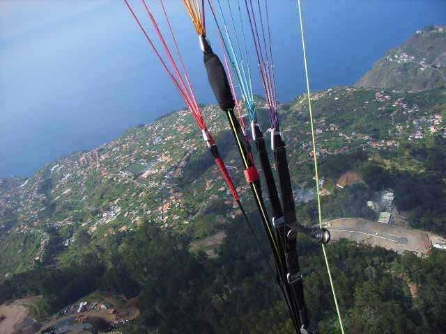 Unter uns der Steinbruch und Zementfabrik von Cahnas, in der Mitte der Sportplatz, rechts Arco da Calheta mit dem Madeira Paragliding Camp
