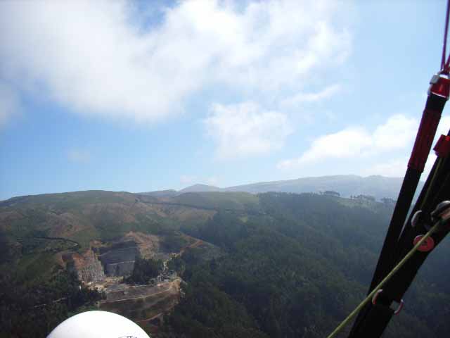 Blick zurück zum Hochplateau von Madeira, Paul da Serra, direkt über dem Steinbruch der eine zuverlässige Thermikquelle ist, liegt der Startplatz Pedreira auf 1410müNN