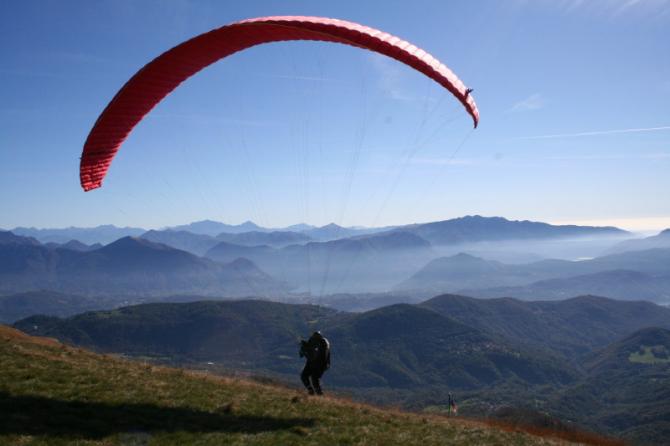 Herbstflug vom Monte Lema - ein fantastisches Erlebnis, welches an diesem Tag vom Fernsehen gefilmt wurde! Matteo Dotta startet nach den Filmarbeiten (10.10.06)
