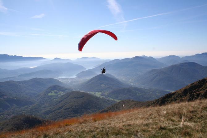 Thermik gibt es hier auch noch im Spätherbst. Blick Richtung Süden: Die dichte Vegetation macht eine minimale Flugplanung nötig.
Unter dem Piloten ist das Dorf Curio sichtbar.
