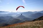 Paragliding Fluggebiet Europa » Schweiz » Tessin,Monte Lema,Thermik gibt es hier auch noch im Spätherbst. Blick Richtung Süden: Die dichte Vegetation macht eine minimale Flugplanung nötig.
Unter dem Piloten ist das Dorf Curio sichtbar.