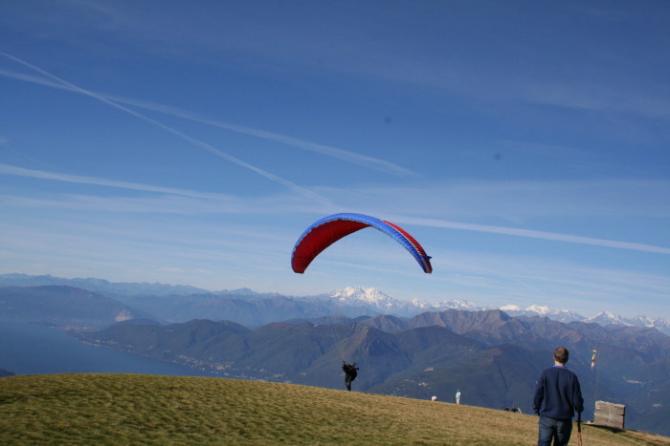 Ideal auch zum Top-Landen. Im Hintergrund der Lago Maggiore und die Walliser Alpen (Monterosa-Massiv)