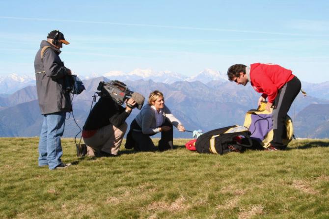 Hier filmt das Tessiner Fernsehen eine Kinderdoku zum Thema Gleitschirmfliegen. Man darf also auch auf die nächste Generation gespannt sein... Im Hintergrund die Walliser Alpen