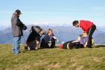 Paragliding Fluggebiet Europa » Schweiz » Tessin,Monte Lema,Hier filmt das Tessiner Fernsehen eine Kinderdoku zum Thema Gleitschirmfliegen. Man darf also auch auf die nächste Generation gespannt sein... Im Hintergrund die Walliser Alpen