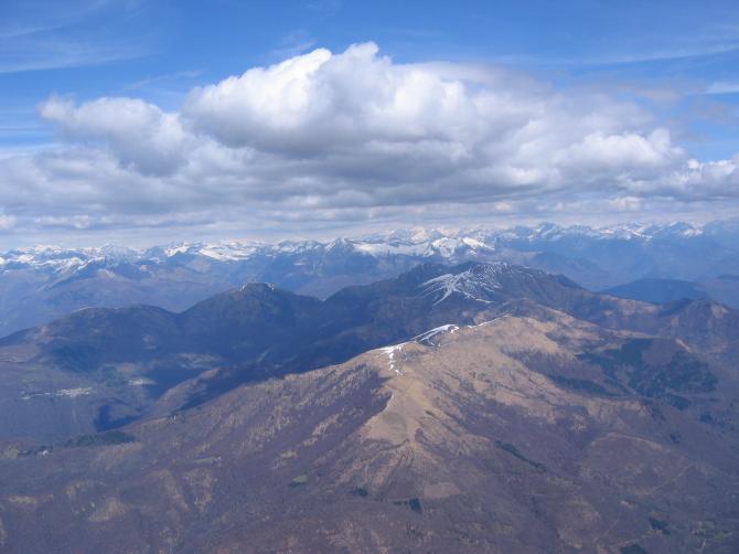 19.04.06
vom Nudo kommend Anflug auf den Monte Lema.
Ebenso Zwischentankstelle für Streckenflüge wie Toplandemöglichkeit zum  Kaffeetrinken und Pinkeln...