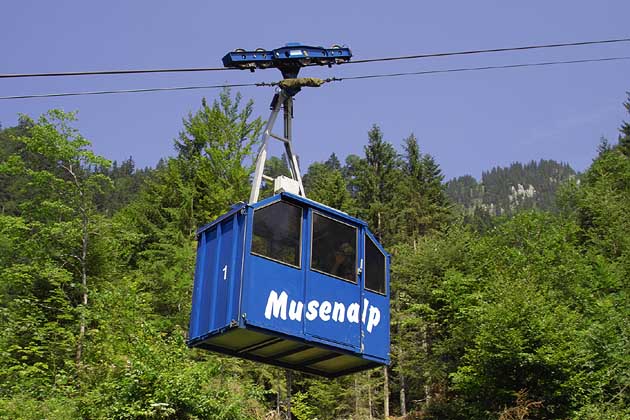 Diese kleine Bahn beginnt gleich neben der Bergstation der Seilbahn Dallenwil-NIederrickenbach