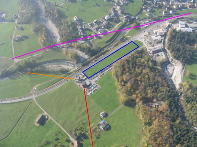 Landeplatz Dallenwil Talstation: Ausrichtung NW/SO (blau), Seilbahn (rot), Hochspannungsleitung (pink), Starkstromleitung im Endanflug Richtung NW (orange)