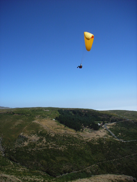 Blauthermik über Christo Rei, dem bekannten Denkmal kurz vor der Hochebene Paul da Serra/Madeira