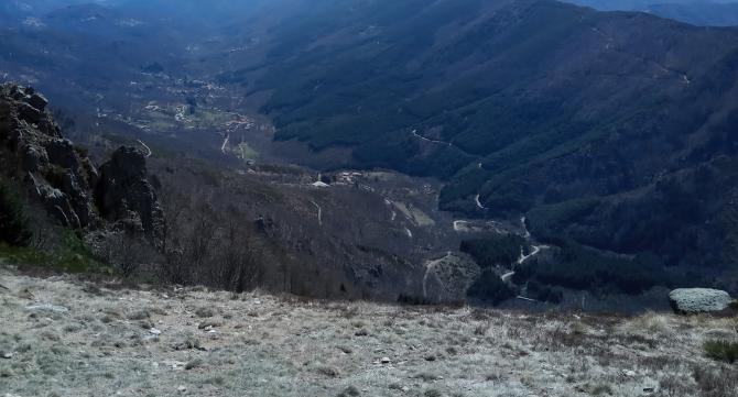 Blick vom Startplatz Col de Meyrand Richtung Süsosten. auf ca 10 Uhr, rechts vom kleineren "Felsensporn", der Landeplatz