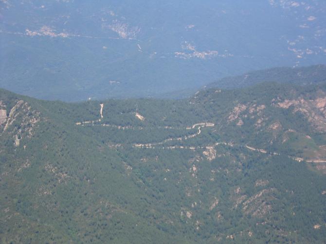 Die Srtaße zum Col de Tartavellu. Die staubige Waldschneise ist der Startplatz.