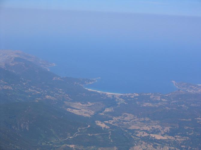 Mit genug Höhe kann man zur Bucht von Liscia fliegen