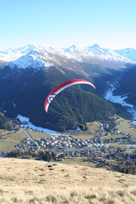 Der frühmorgendliche Flug über Davos mag immer wieder zu begeistern, speziell wenn die Vögel bereits in der Luft soaren...