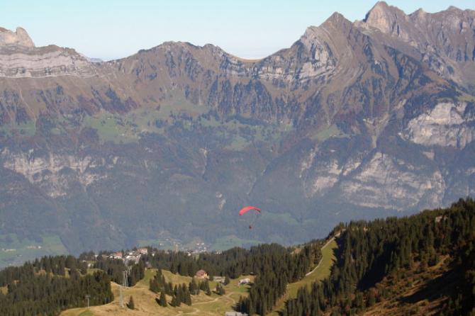 Um nach Walenstadt zu fliegen einfach die Felsen (links Mitte) anpeilen und möglichst hoch anfliegen. Dort lauert die Thermik zum Aufdrehen und zurückfliegen.
