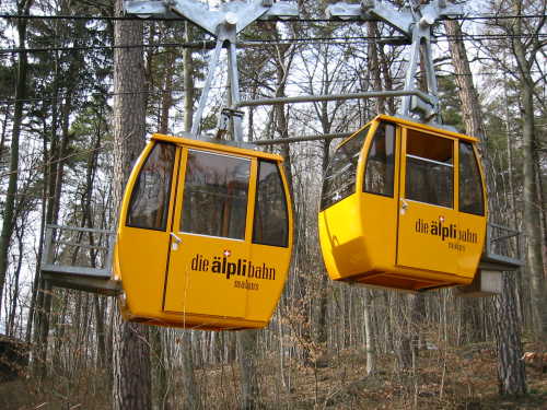 Die Älplibahn führt schnell und zuverlässig auf die Malanser-Alp (wenn man die Bergfahrt vorgängig reserviert hat). Vielleicht gerade deshalb ist das Gebiet ein Geheimtipp geblieben...